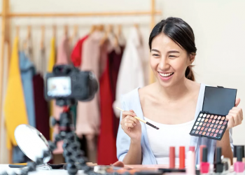 The Best Cosmetic Jobs for Women Who Want to Earn More Money